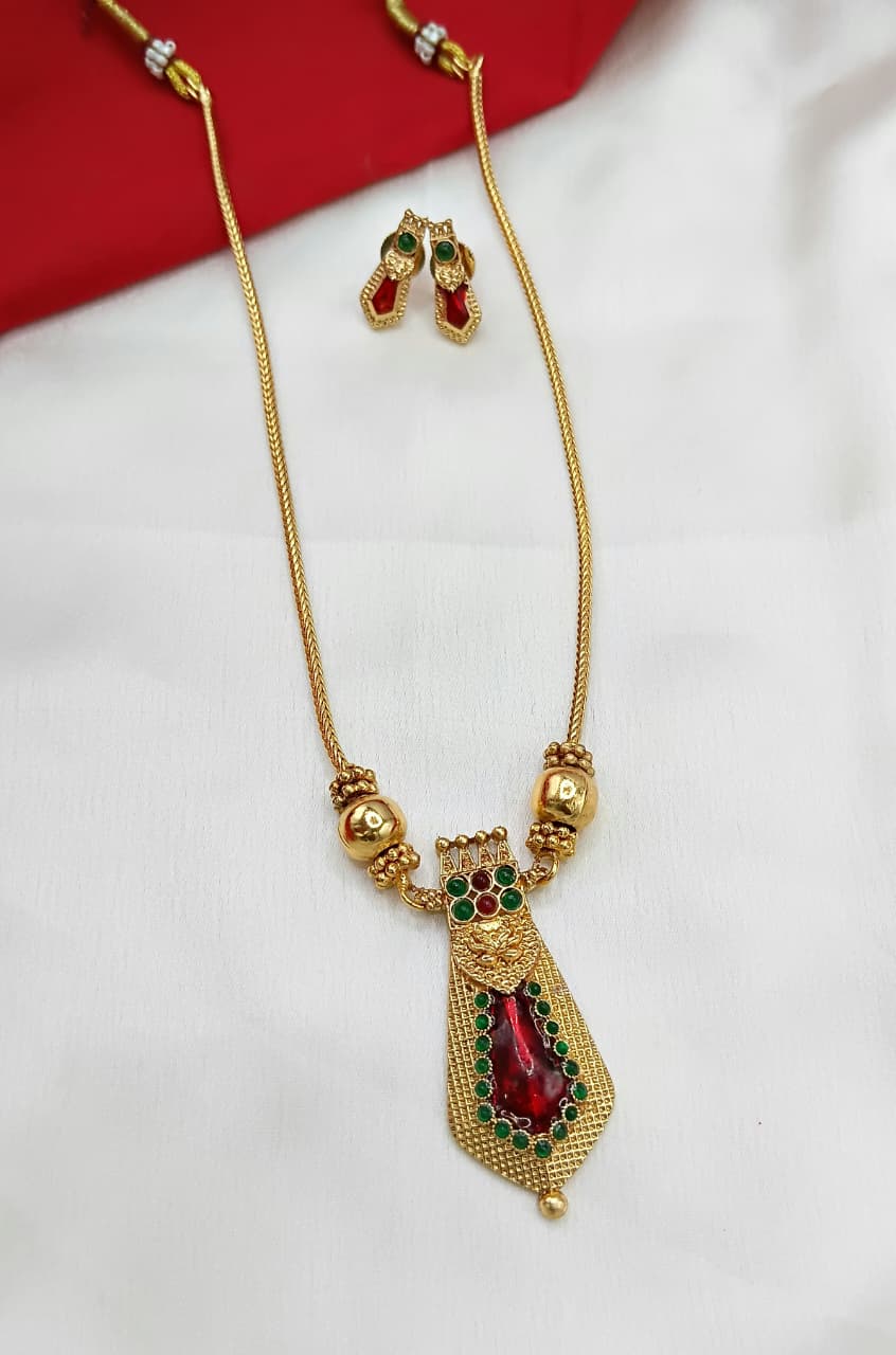 Sleek Ruby Red Kemp Pendant Necklace with Textured Gold Accents